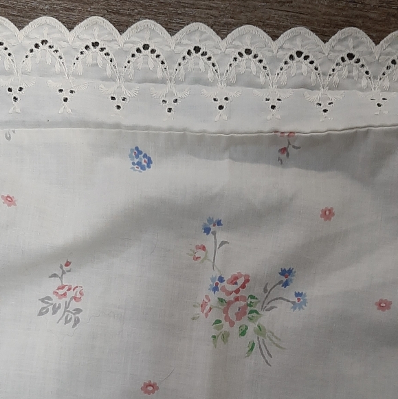 St. Mary's Flat Queen Bed Sheet Floral Cream Eyelet Lace Top Edge Cotton Blend - Picture 3 of 6